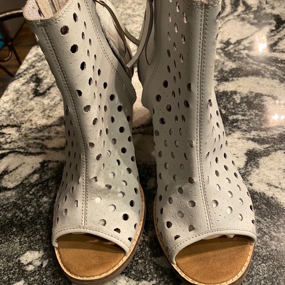 🔻🔻PRICE DROP🔻🔻Toms open toe booties - Picture 3 of 9